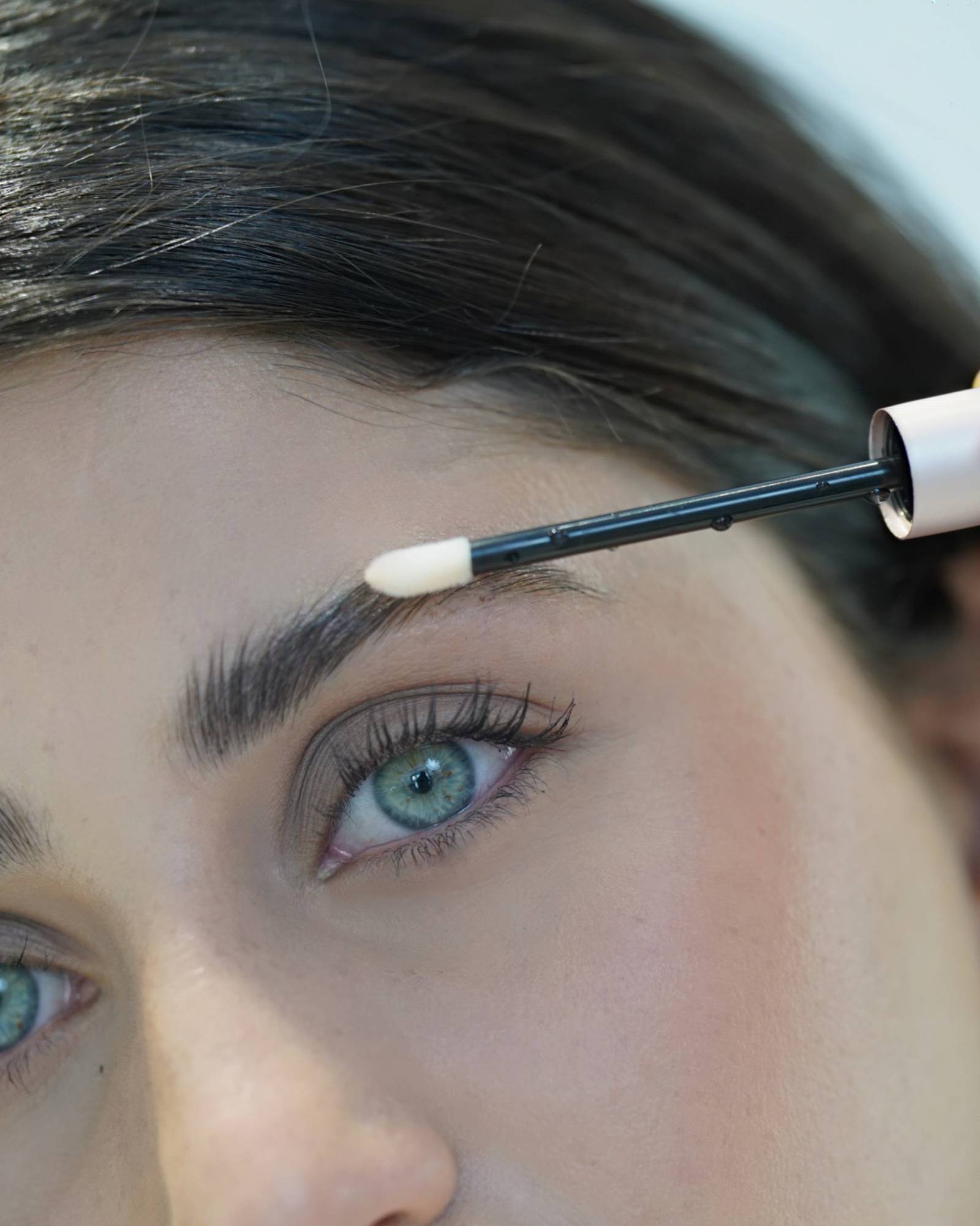 SER DE CREȘTERE A SPRÂNCENELOR